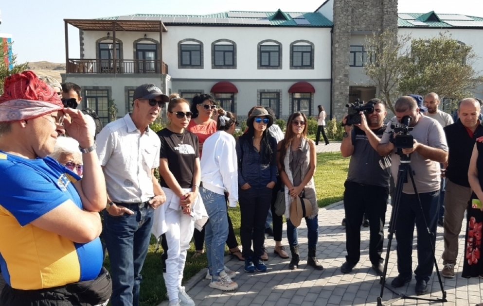 Dünya səyyahları Zəngilanda “ağıllı kənd”lə tanış olublar