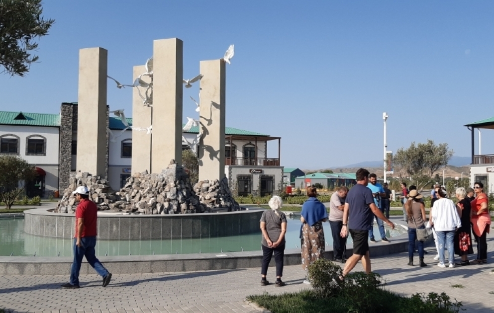 Иностранные путешественники ознакомились с «умным селом» в Зангилане