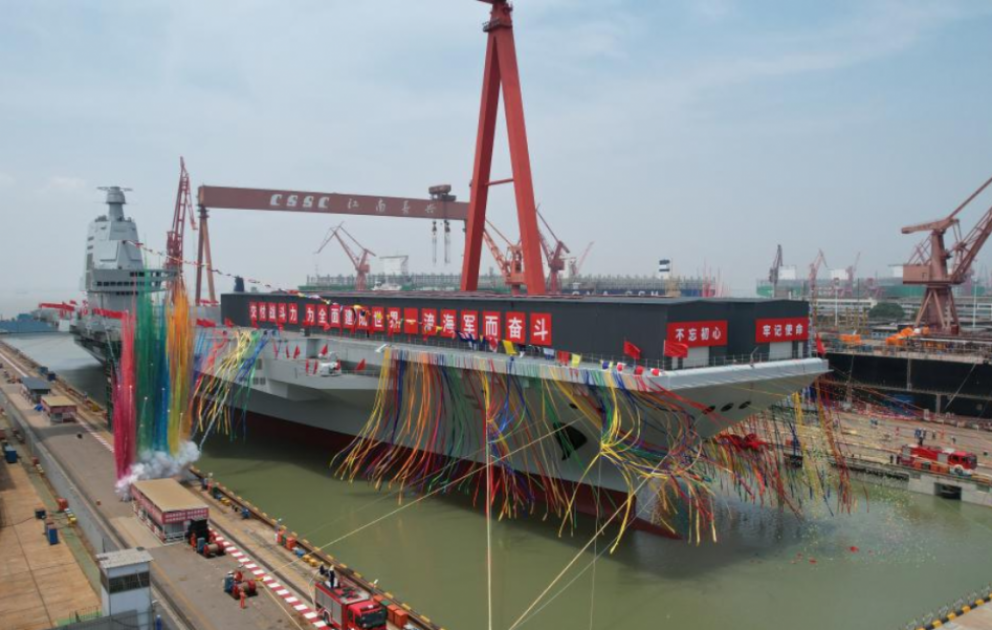 La Chine lance son troisième porte-avions