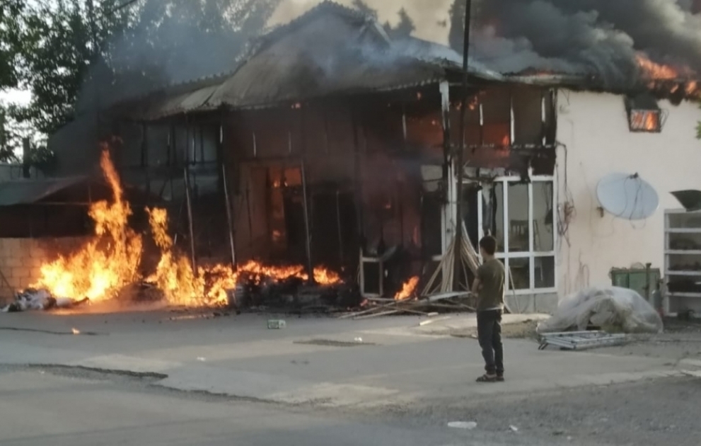Ağdamda market yanıb