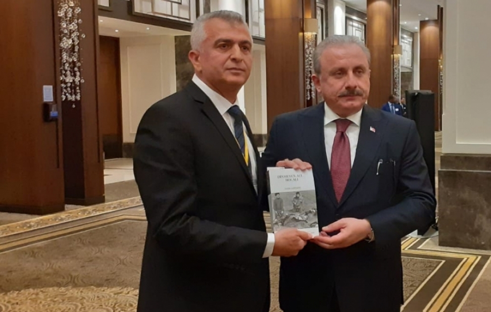 AZƏRTAC-ın Türkiyə bürosunun rəhbəri “Dinməyən acı: Xocalı” elmi əsərini Türkiyə Böyük Millət Məclisinin sədrinə təqdim edib