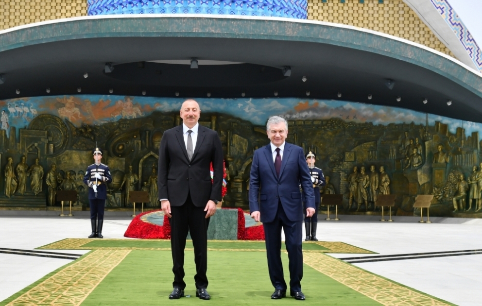 Prezident İlham Əliyev Daşkənddə Müstəqillik abidəsini ziyarət edib