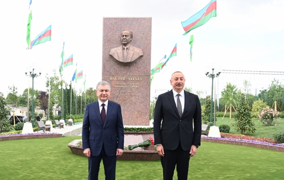 Президент Азербайджана Ильхам Алиев и Президент Узбекистана Шавкат Мирзиёев приняли участие в открытии площади Гейдара Алиева в Ташкенте