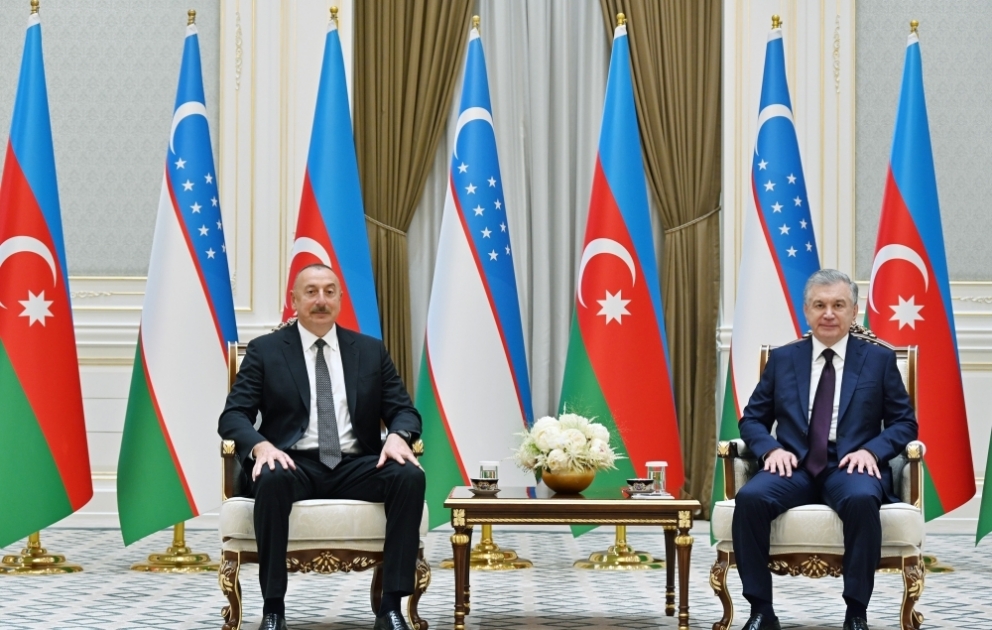 Präsidenten von Aserbaidschan und Usbekistan treffen sich in einem engen Kreis