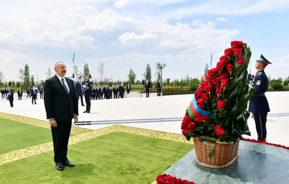 President Ilham Aliyev visited Independence Monument in Tashkent