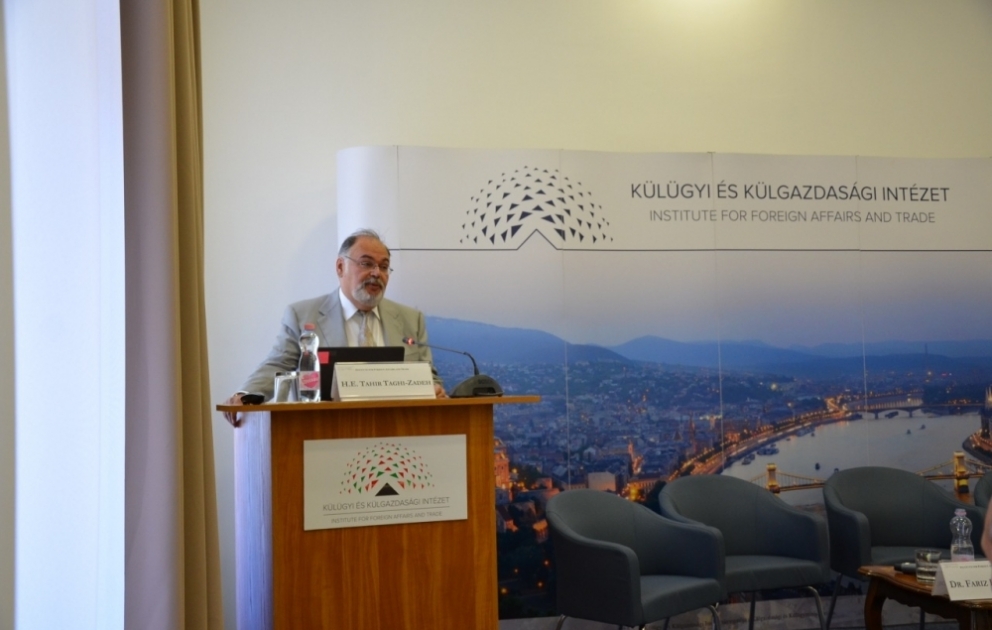 Azərbaycanla Macarıstan arasında diplomatik əlaqələrin qurulmasının 30 illiyinə həsr edilmiş hibrid konfrans keçirilib
