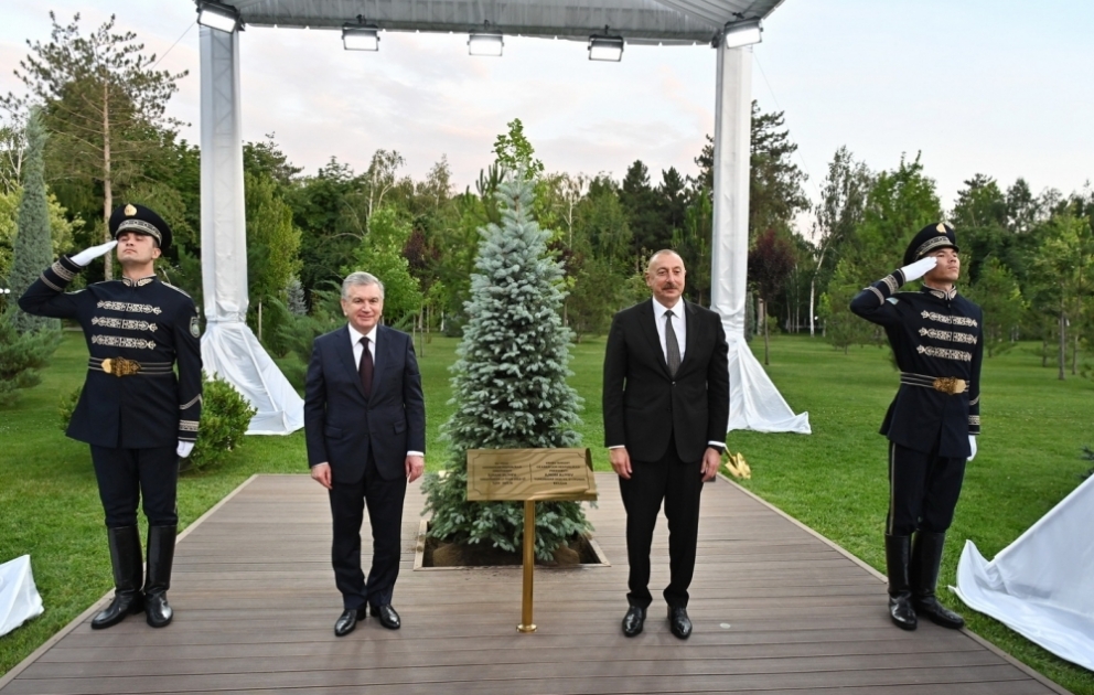 Prezident İlham Əliyev və Prezident Şavkat Mirziyoyev Fəxri qonaqlar xiyabanında ağac əkiblər