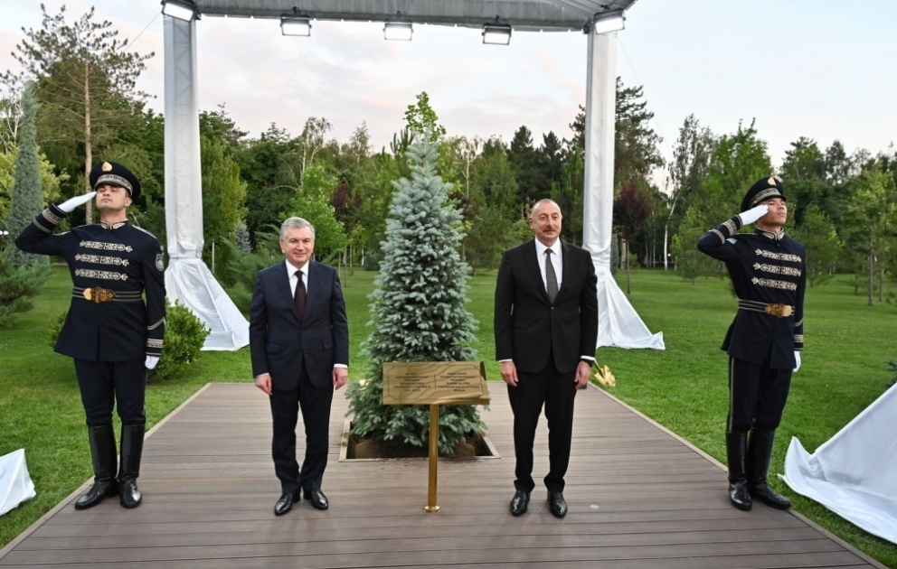 Les présidents azerbaïdjanais et ouzbek plantent des arbres dans l’Allée des invités d’honneur