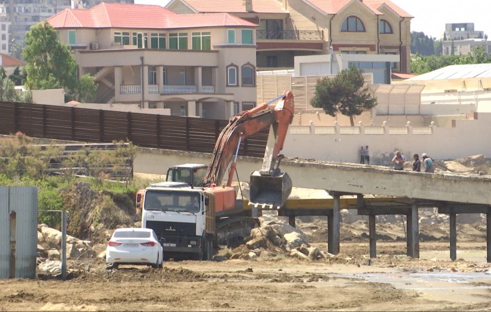 Dəniz sahilindəki qanunsuz hasar və tikililər sökülür