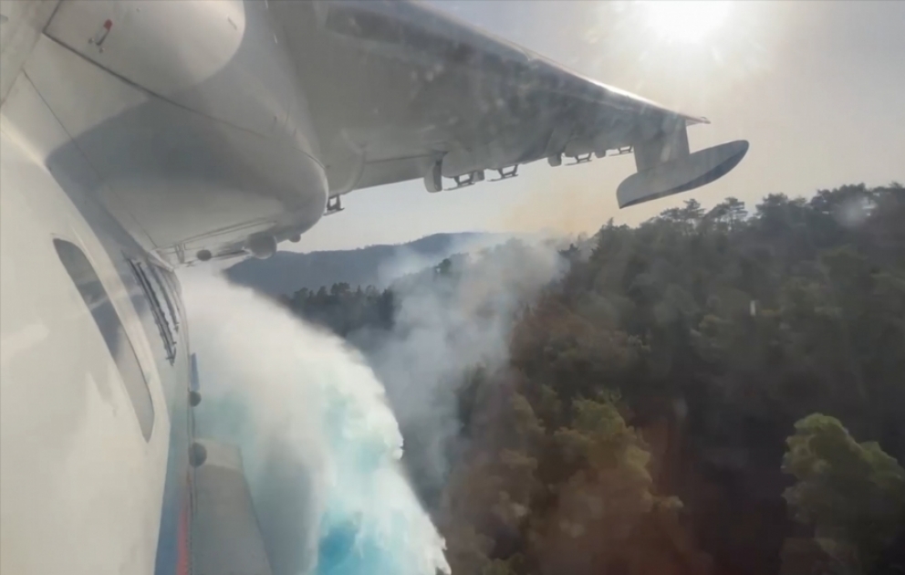 Un avion amphibie du ministère azerbaïdjanais des Situations d'urgence lutte contre les feux de forêt en Turquie