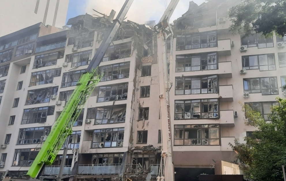 Kiyevə raket düşməsi nəticəsində yaşayış binası dağılıb