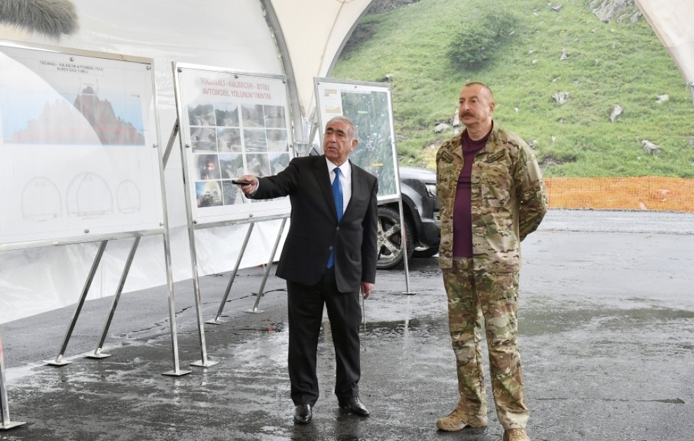 Le président azerbaïdjanais visite le chantier de deux tunnels dans la région de Göygöl