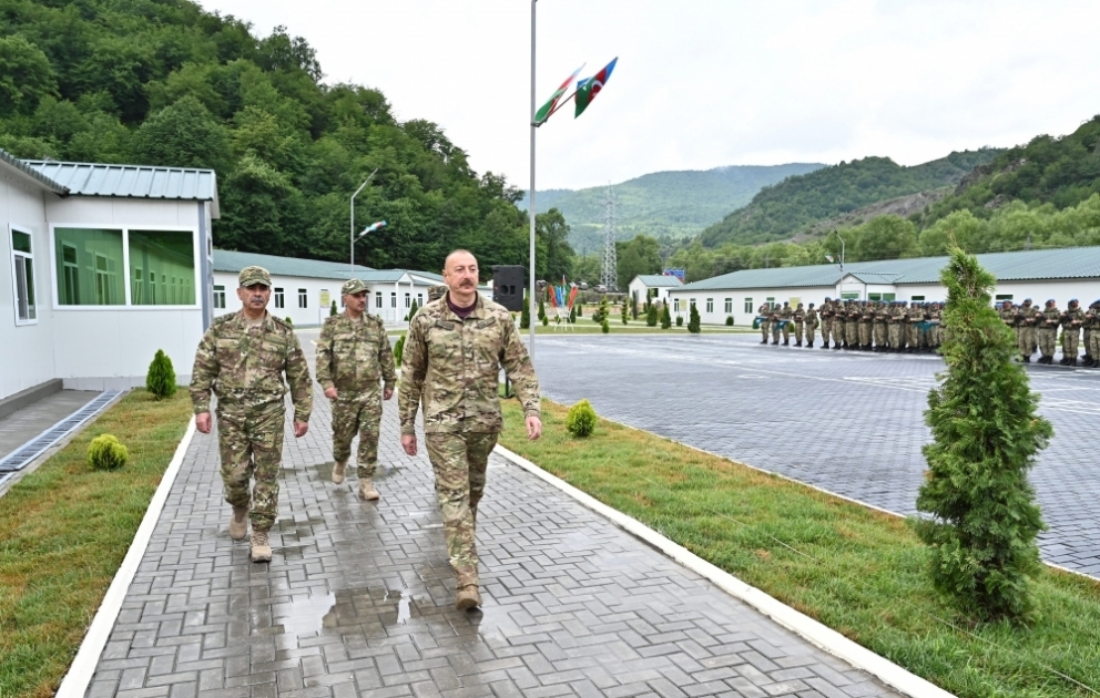 Le président de la République et Commandant suprême des armées participe à l’inauguration d’un site militaire à Kelbédjer