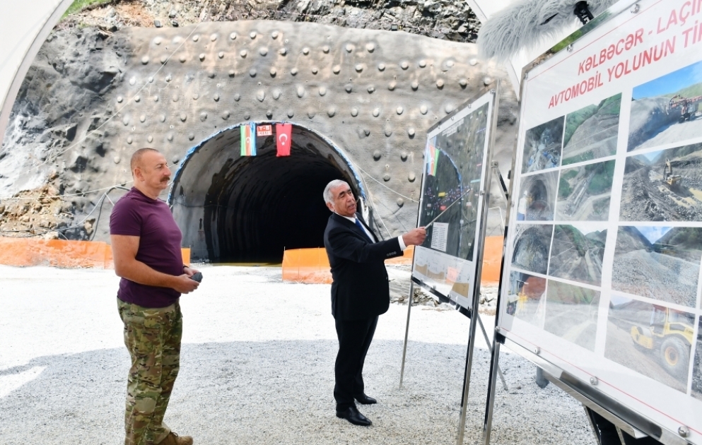 Le président Ilham Aliyev visite le chantier de la route Kelbédjer-Latchine