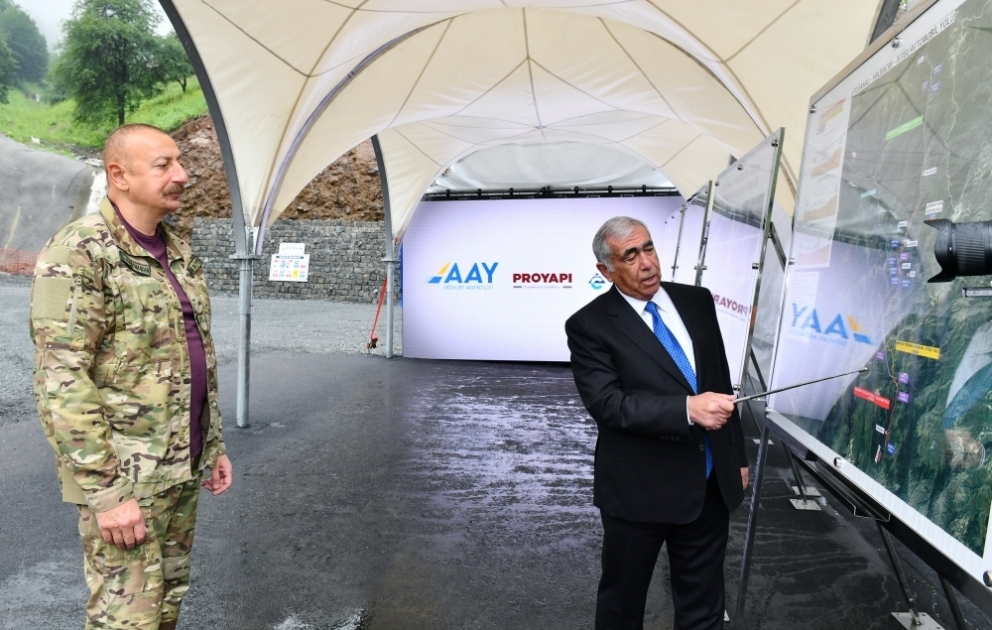 Präsident Ilham Aliyev macht sich mit Bauarbeiten an zwei Tunneln in Region Göygöl vertraut