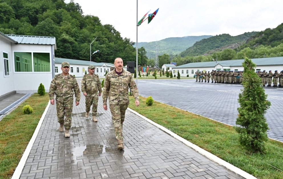 Präsident Ilham Aliyev weiht neue Militäreinheit in der Region Kelbadschar ein