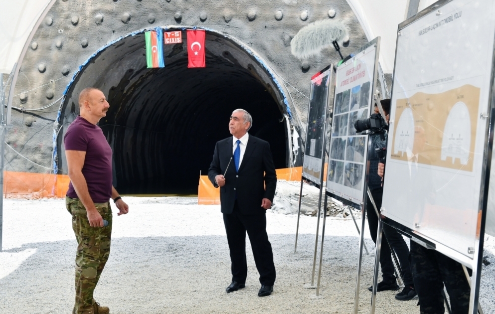 Präsident Ilham Aliyev macht sich mit Bauarbeiten an Automobilstraße Kelbadschar-Latschin vertraut