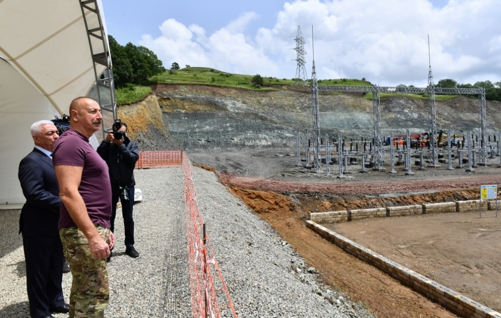 Latschin: Präsident Ilham Aliyev besichtigt Arbeiten an Umspannwerk “Gortschu”
