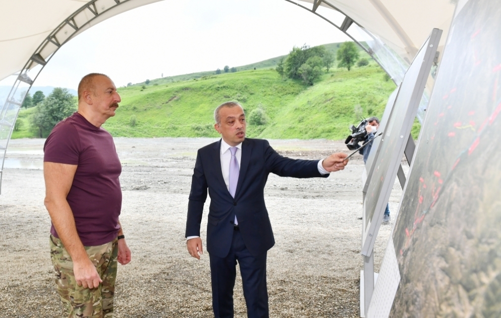 Latschin: Präsident lham Aliyev Projekt “Hakaritschay-Stausee“ vorgestellt