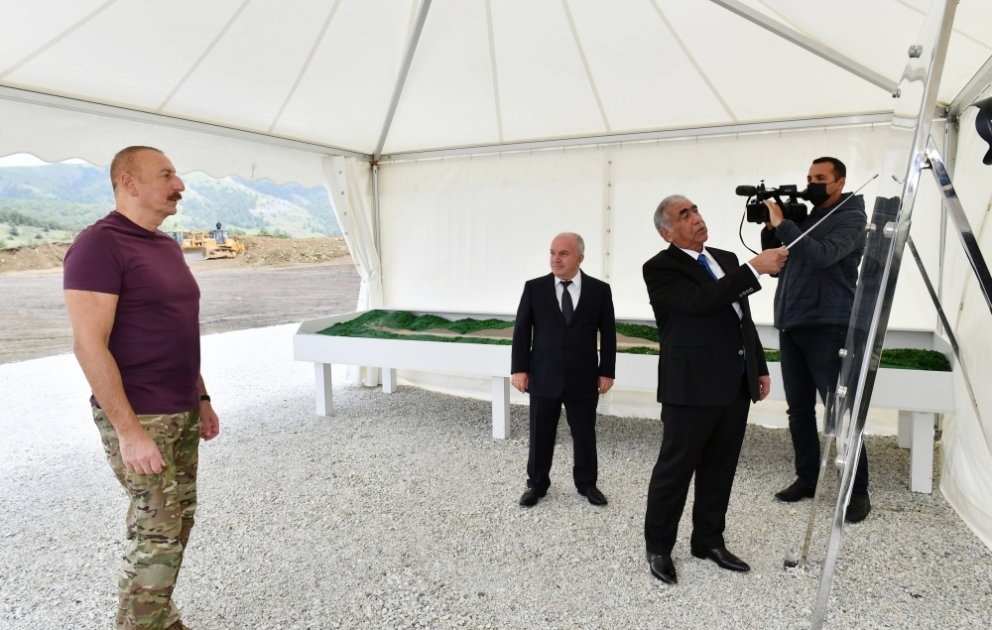 Präsident Ilham Aliyev besichtigt laufende Bauarbeiten am Flughafen Latschin