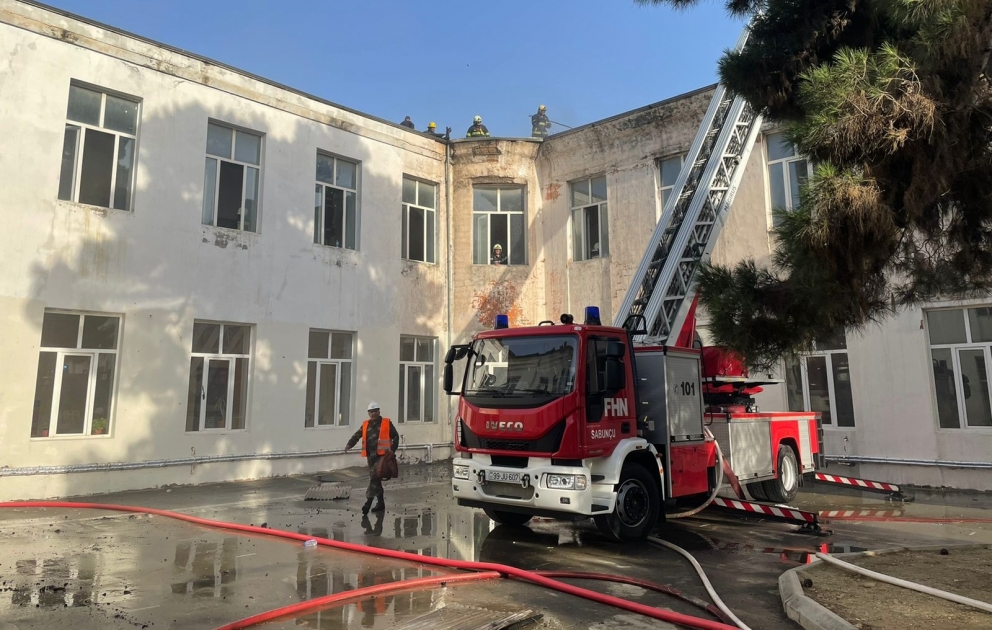 В Баку потушен пожар в здании школы