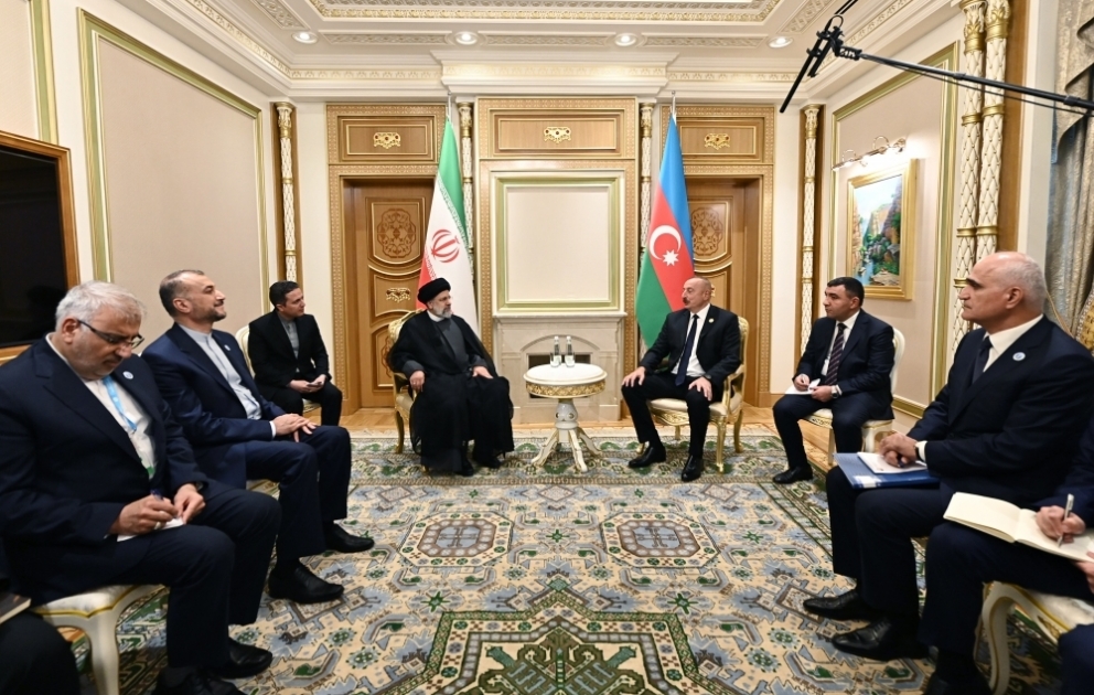 Präsident Ilham Aliyev trifft seinen iranischen Amtskollegen in Aschgabat