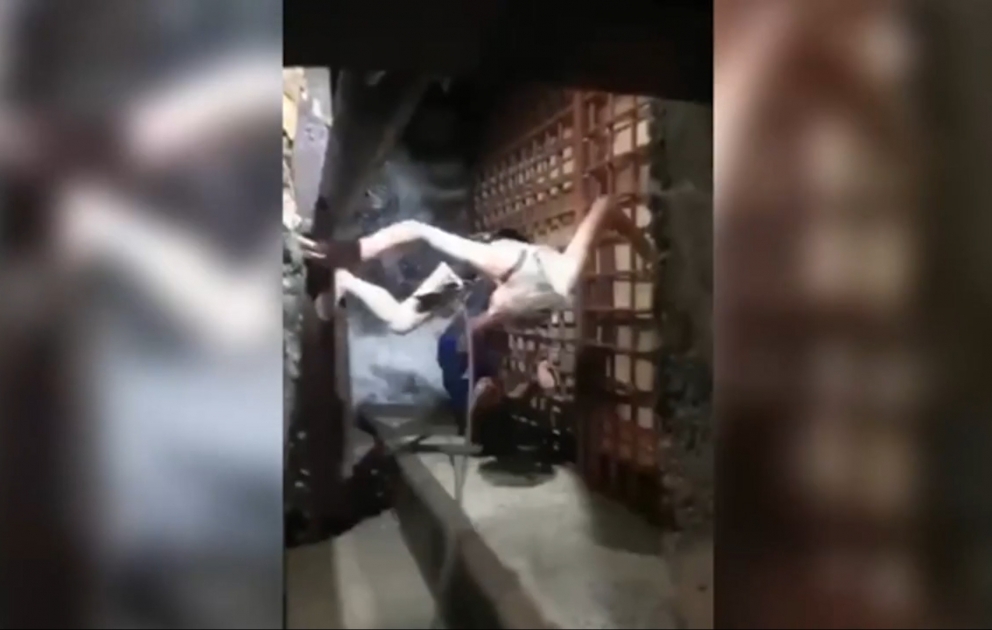 Su anbarına yıxılan qızı iki saat qollarında saxladı