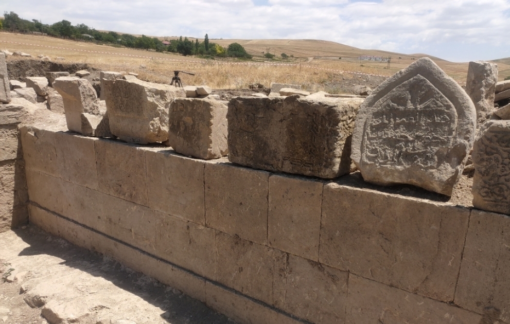 Tarixin sirlərini yaşadan Kələxana türbələri – nadir tapıntılar aşkarlandı