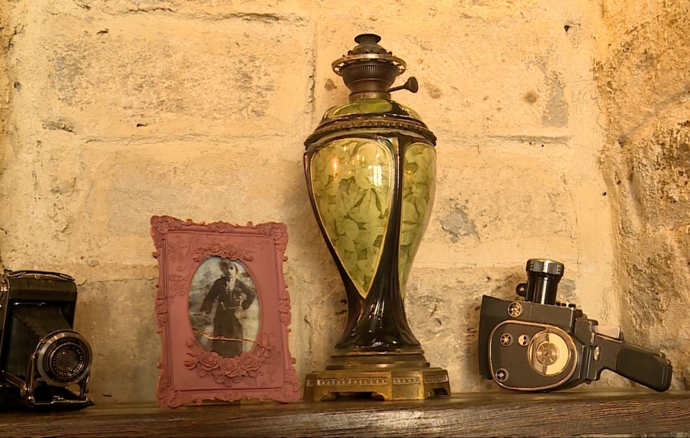 Yaşı 150-dən çox olan lampa, tarixi foto-video aparatların nümayiş olunduğu məkan