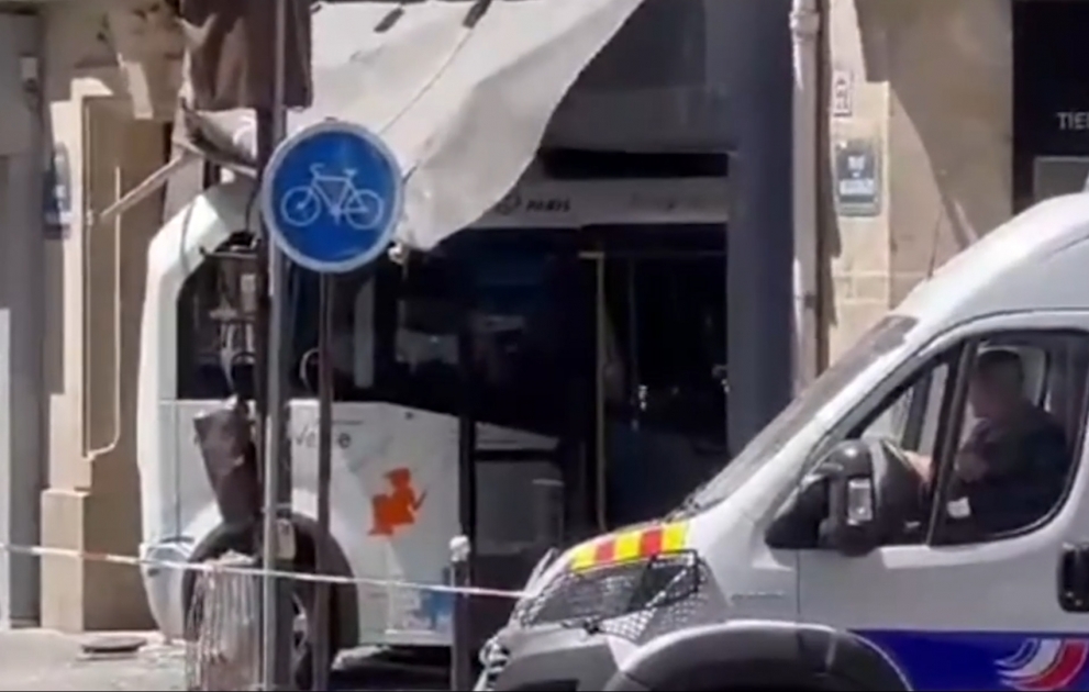 Fransada mikroavtobus geyim mağazasına çırpıldı
