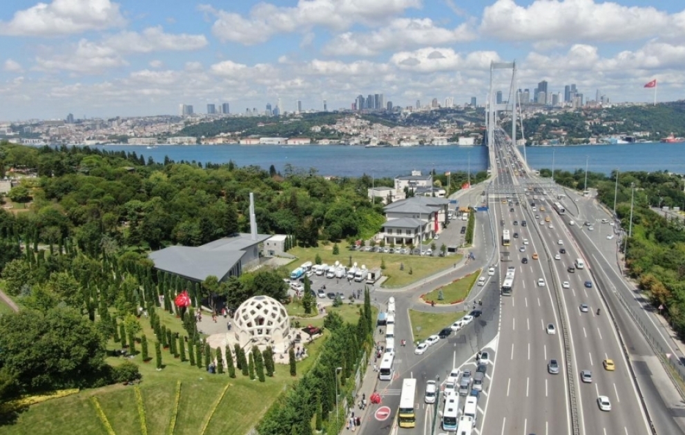 Türkiyədə insanlar İstanbulda yerləşən “15 iyul Xatirə Kompleksi”nə axın edirlər