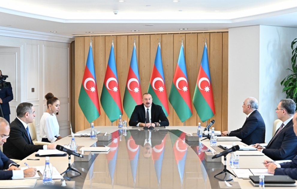 Beratung über Ergebnisse der ersten sechs Monaten 2022 unter Vorsitz von Präsident Ilham Aliyev