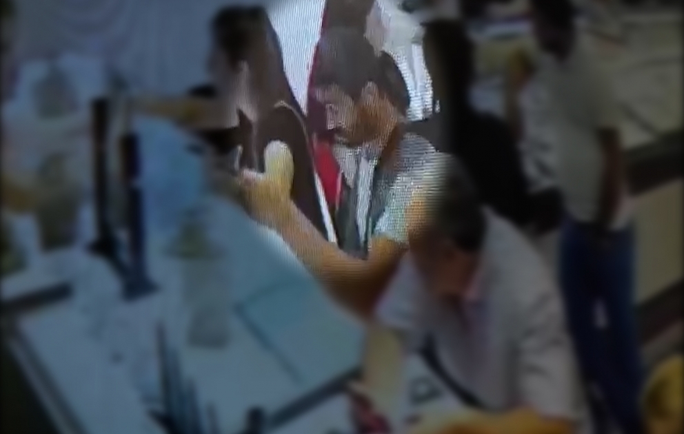 “Moskva” ticarət mərkəzində qızıl piştaxtalarından oğurluq edən şəxslər saxlanılıblar