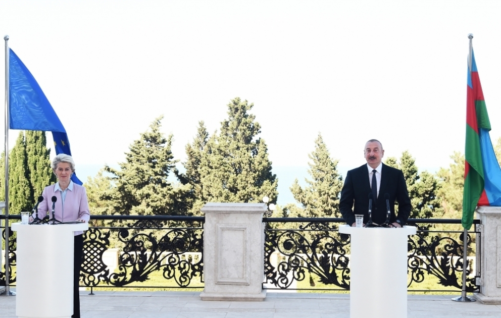 Президент Азербайджана Ильхам Алиев и президент Европейской комиссии выступили с заявлениями для печати