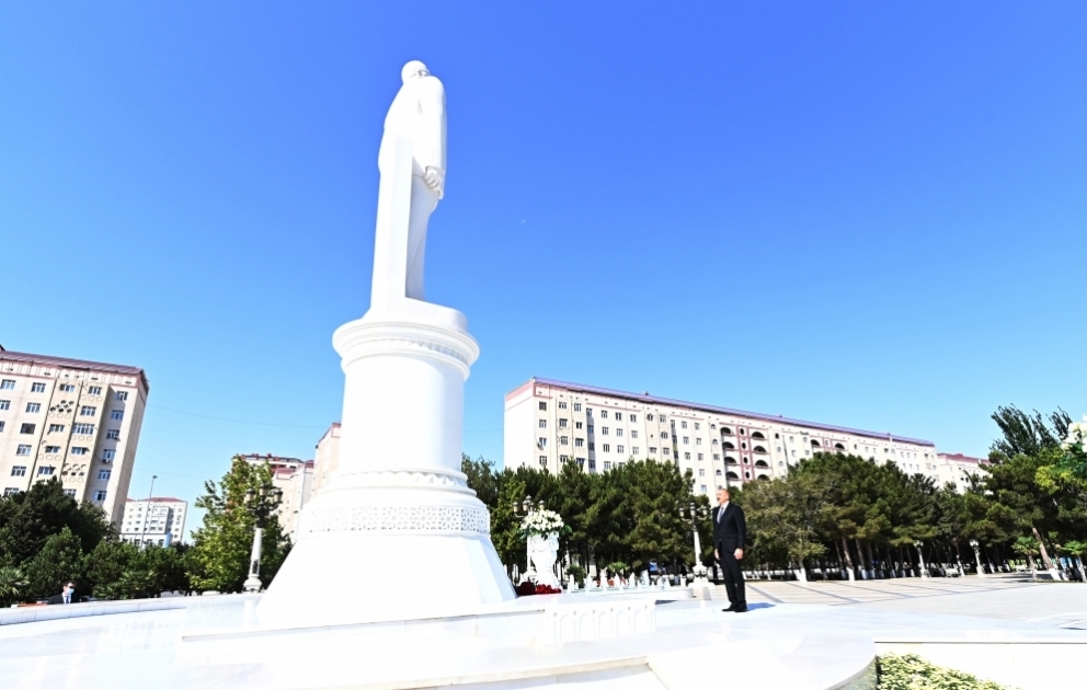 Präsident Ilham Aliyev besucht Denkmal von Nationalleader Heydar Aliyev in Sumgayit
