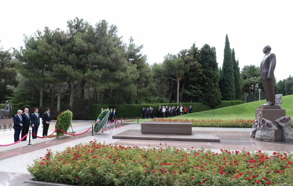 Azerbaijani media representatives visit grave of national leader Heydar Aliyev