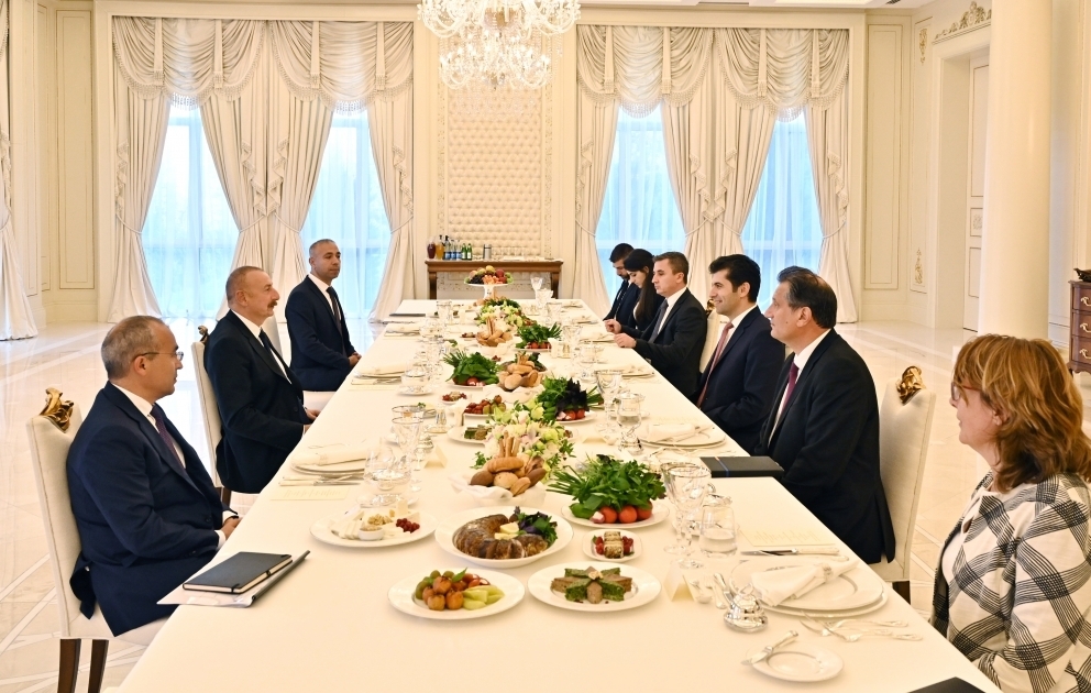 Gemeinsames Arbeitsessen von Präsident Ilham Aliyev und Bulgariens Premierminister Kiril Petkow in Baku