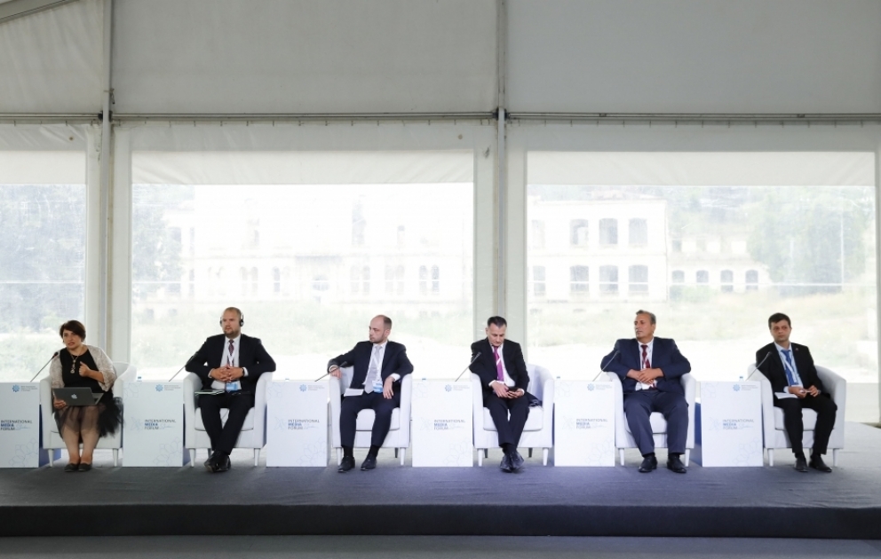 Şuşada “Media etikası: Rəqəmsal mühitdə jurnalistlərin peşə davranışı” mövzusunda müzakirələr aparılıb