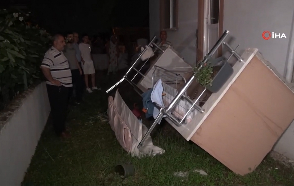 Eyvan bir anda çöküb