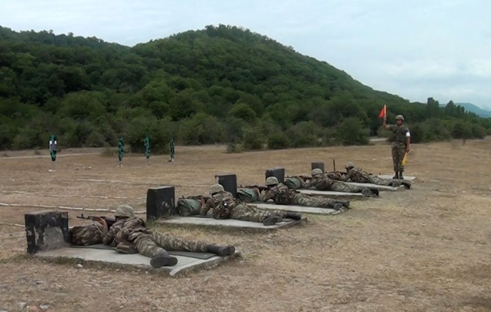 Kursantlarla səhra çıxışında praktiki məşğələlər keçirilir
