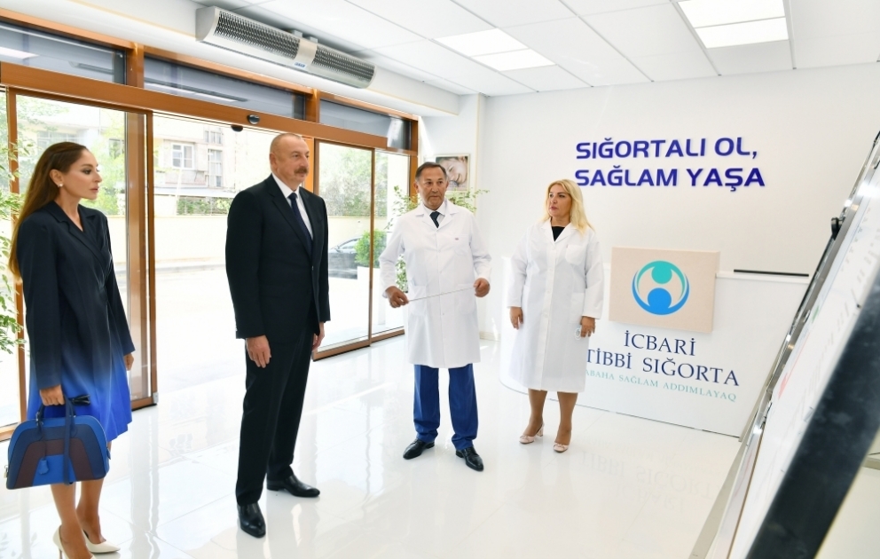 Präsident Ilham Aliyev und seine Ehegattin Mehriban Aliyeva besuchen Entbindungsheim Nr. 2 in der Siedlung Bakikhanov