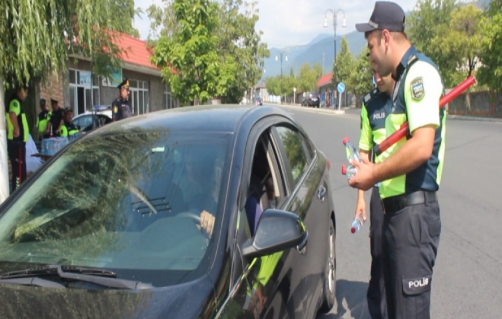 Qaxda yol polisi sürücü və sərnişinlərə isti hava ilə bağlı kömək göstərib