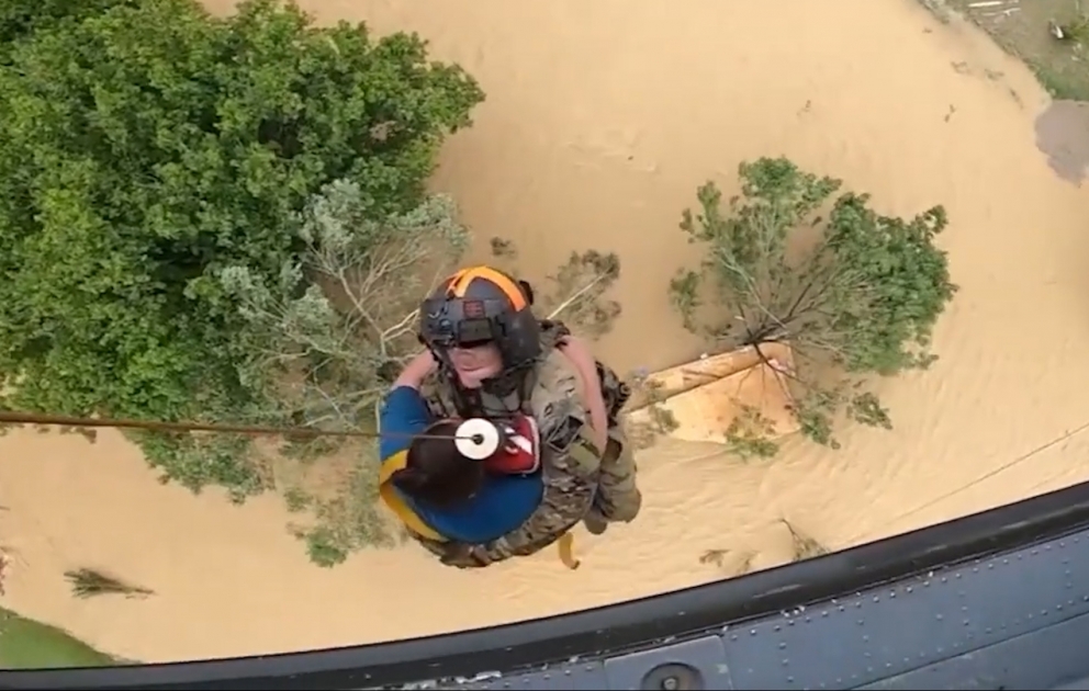 Daşqın qurbanları helikopterlə təxliyə edilib