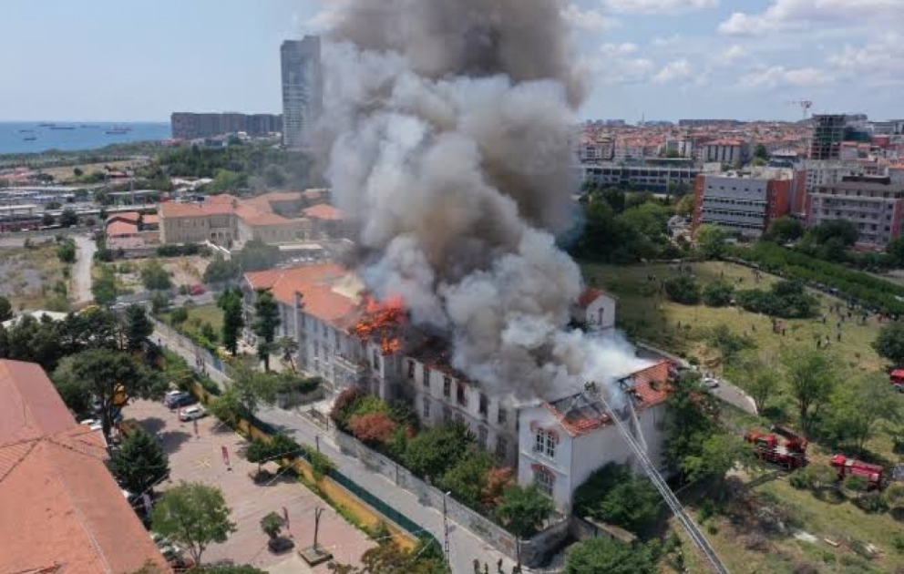 İstanbulda xəstəxanada yanğın baş verib, 102 nəfər təxliyə edilib
