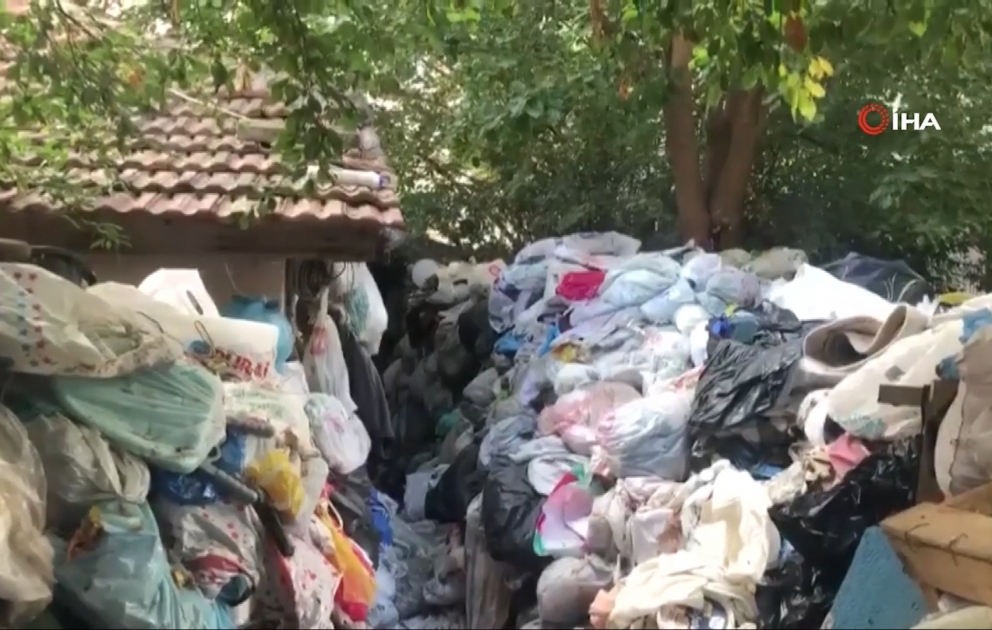 Sakinin 20 ildir evinə yığdığı zibil təmizlənib