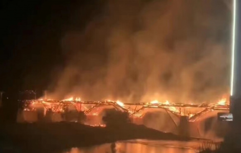 Çində 900 ildən çox yaşı olan taxta körpü yanıb