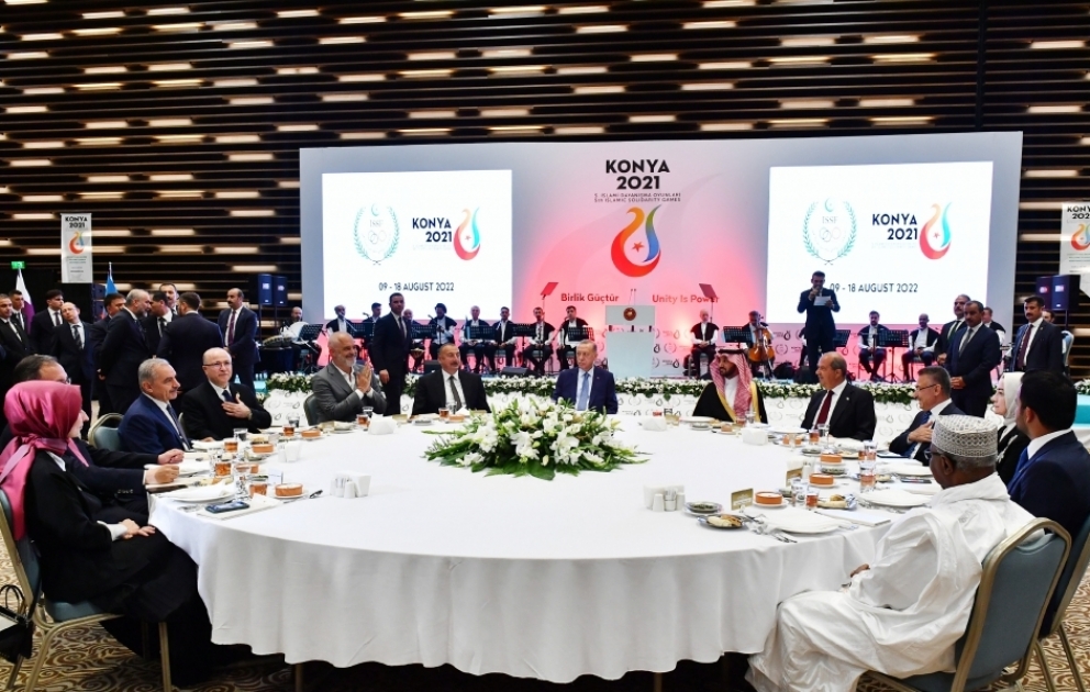 Beşinci İslamiadanın açılış mərasimində iştirak edən dövlət, hökumət və nümayəndə heyətləri başçılarının şərəfinə şam yeməyi verilib