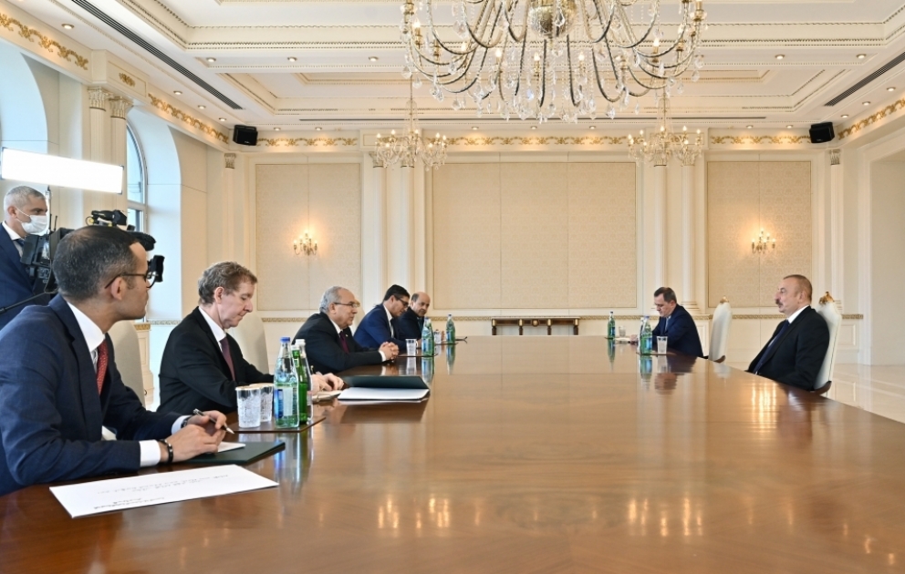 Präsident Ilham Aliyev empfängt den Minister für auswärtige Angelegenheiten und nationale Gemeinde im Ausland von Algerien