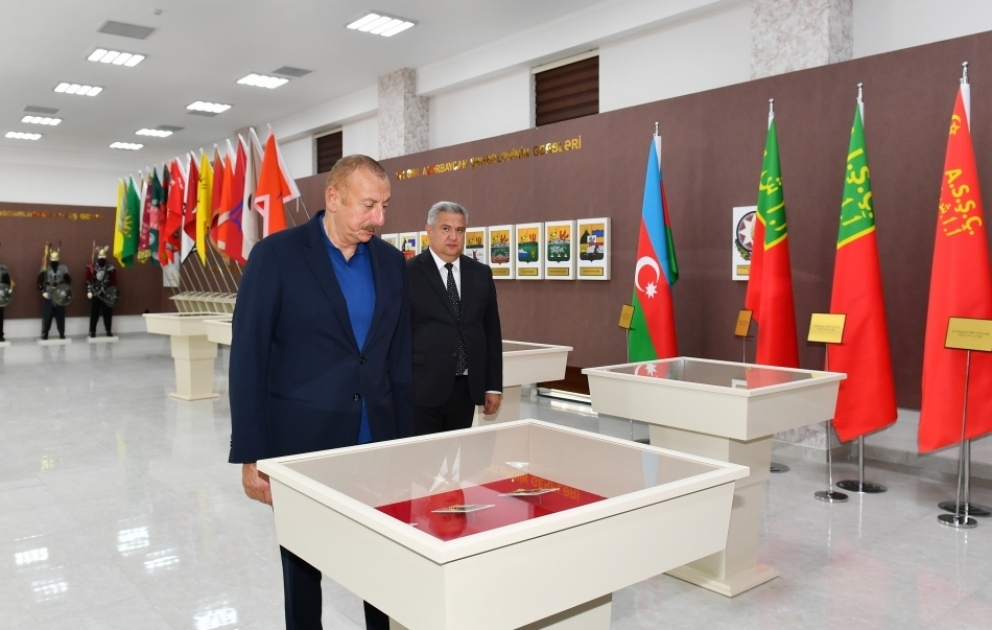 Präsident Ilham Aliyev weiht Zentrum für junge Handwerker und Museum für Staatssymbole in Aghsu Region