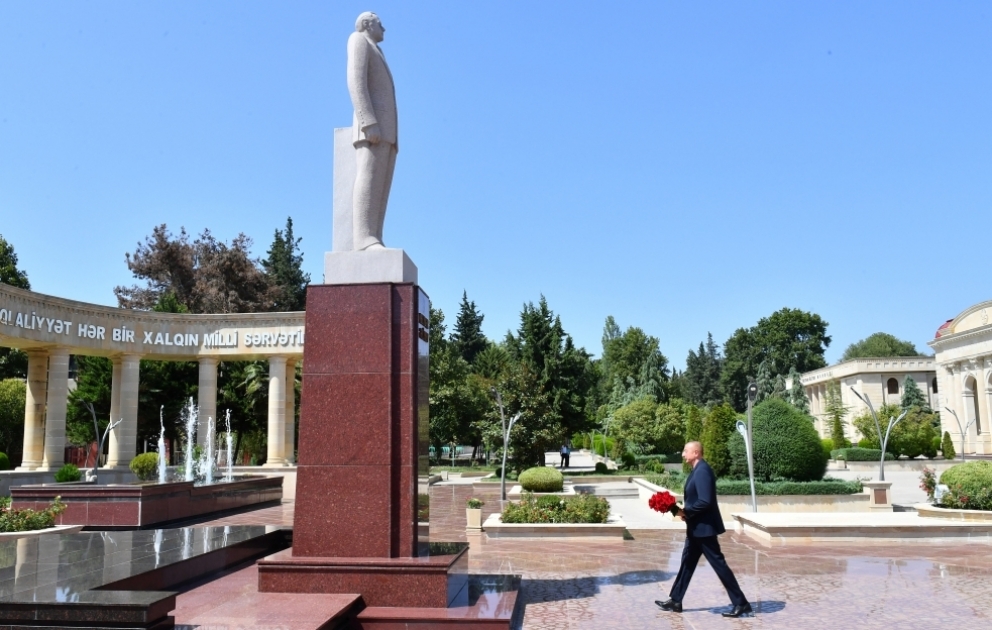 President Ilham Aliyev visited statue of national leader Heydar Aliyev in Aghsu